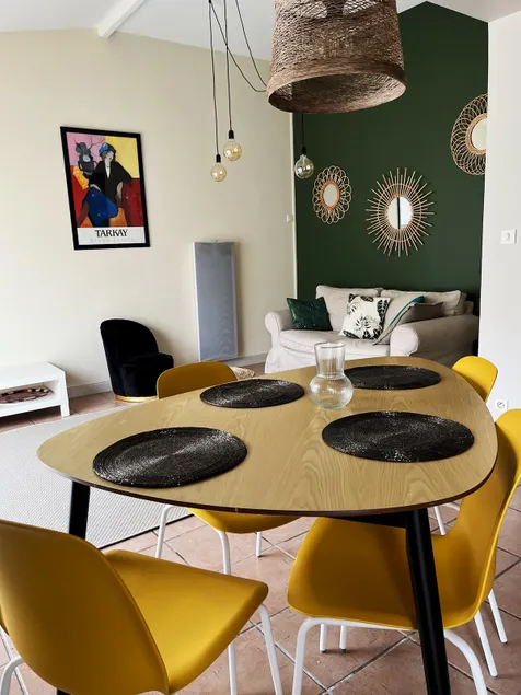 Cozy home with free parking - Image 1