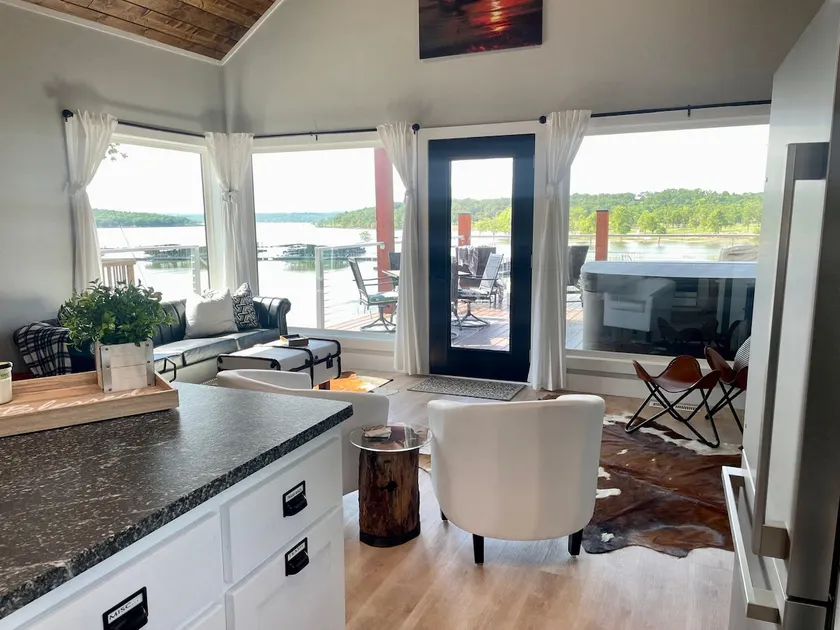 Classroom 6 on Snake Creek Marina, Lake Tenkiller - Image 1