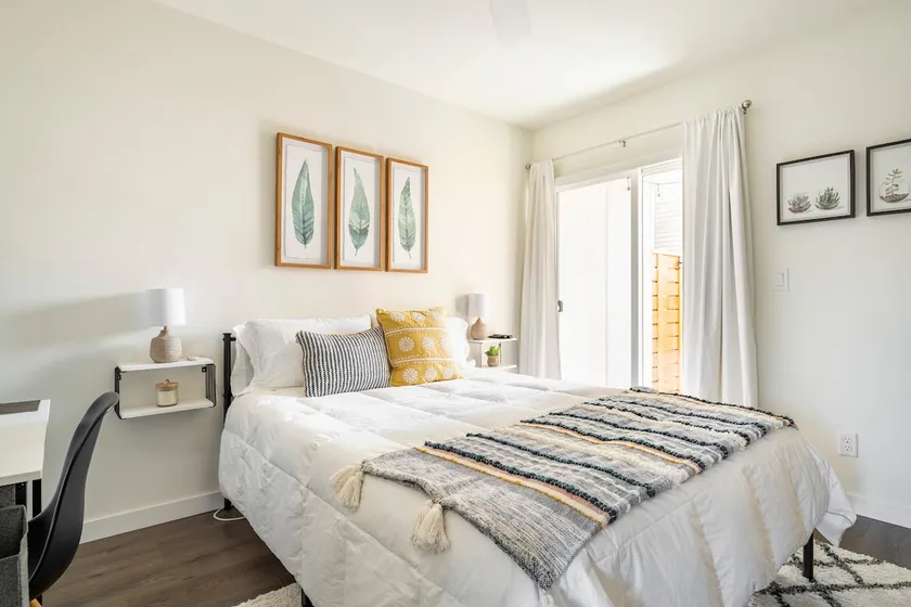 Free Parking, Light Rail, Stadiums, Private Suite! - Image 1