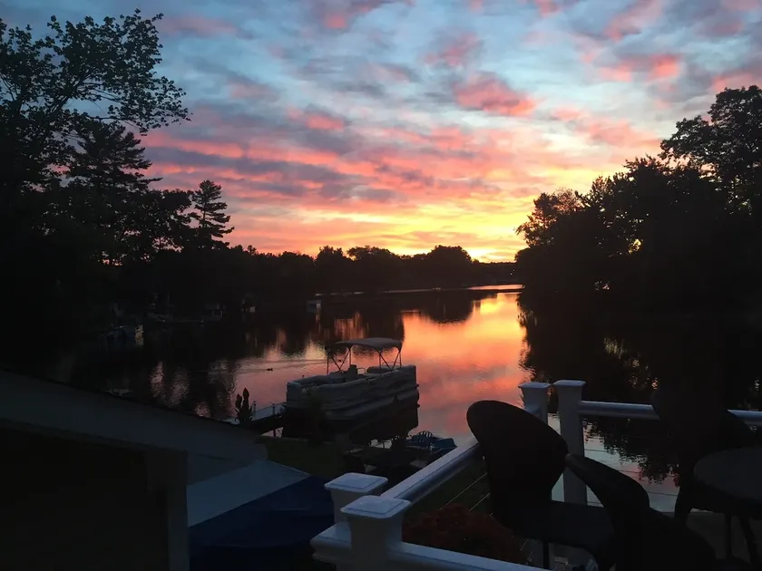 Waterfront 2 Bedroom on private cove in Salem NH. - Image 1