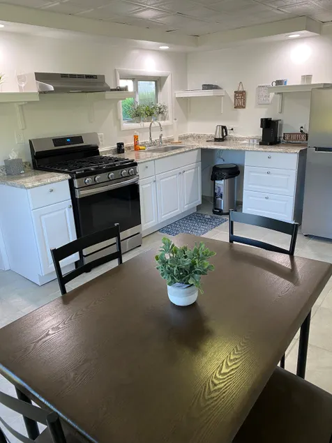 • New Large 1B Apartment • Wi-Fi, & Free Parking - Image 1