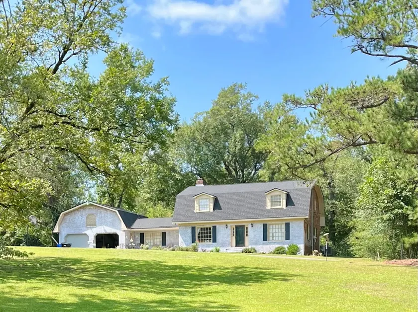 Spacious, extra parking, great location, 4.2 acres - Image 1