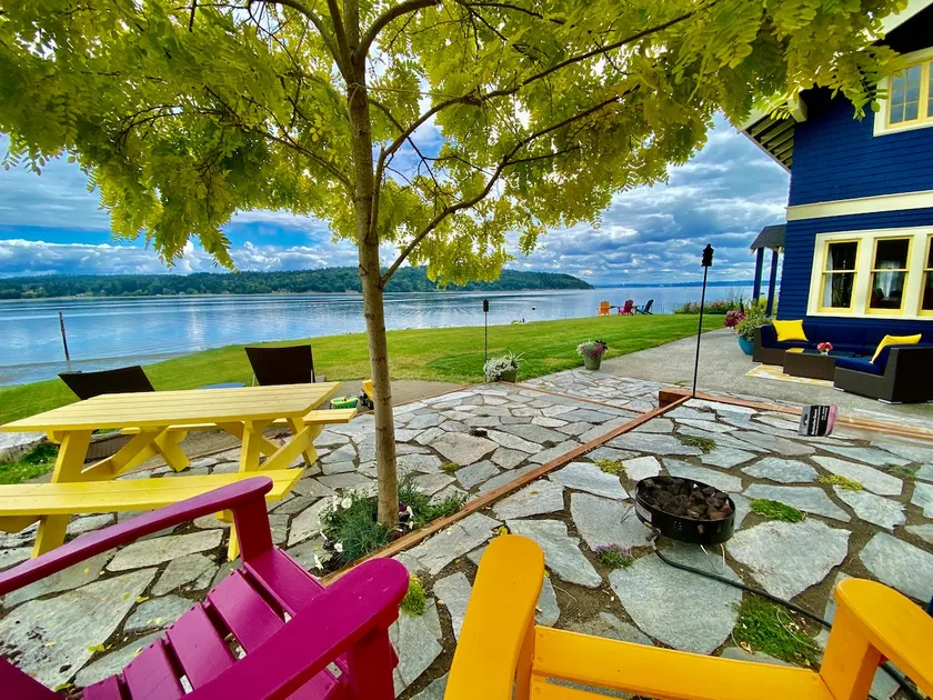 SHABBY CHIC WATERFRONT RETREAT serene low bank waterfront home w/ gas fire pit. - Image 1