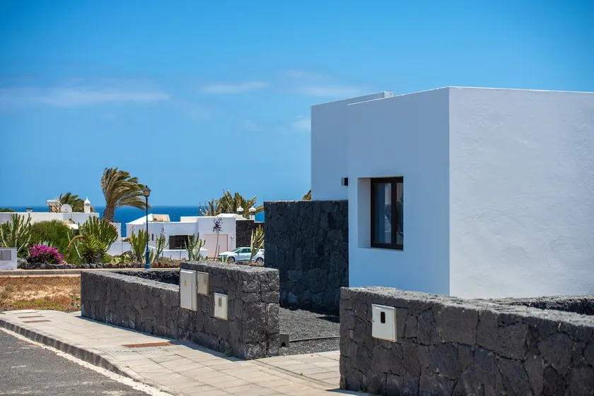 Modern and comfortable home with beautiful terrace - Image 1