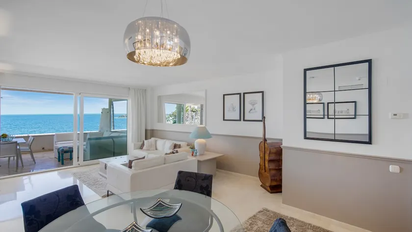Beach-line apartment with 3 bedrooms in Estepona - Image 1