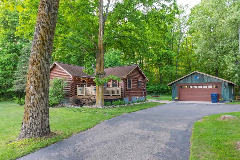 Cute Log Cabin! Boyne Mountain! Hot Tub! Walloon Lake! Fireplace! Beach! - Image 1