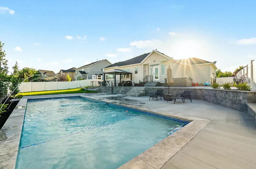 Luxury home with heated swimming pool 15 min from mountains. - Image 1