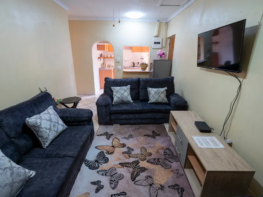 Spacious 2-bedroom guesthouse in Flora Park - Image 1