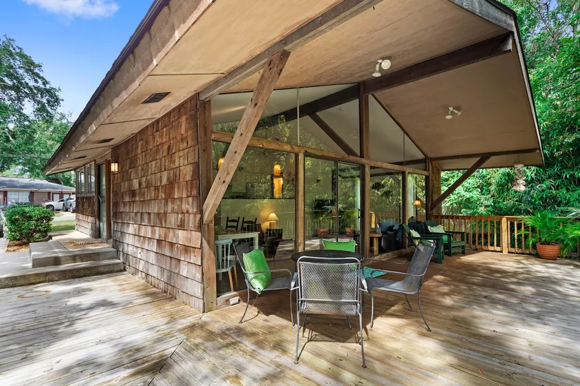 The Bayou Bungalow, 0.5m to East Beach in OSMS! - Image 1