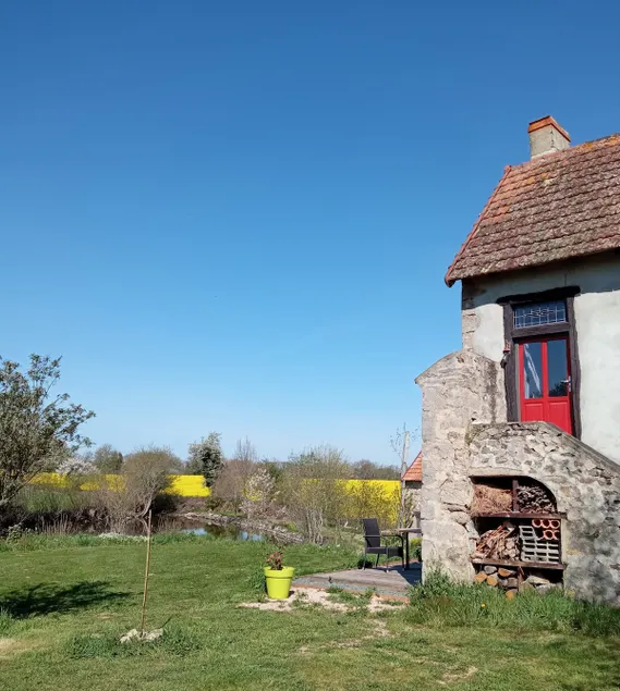 Holiday cottage with waterfront terrace - Image 1