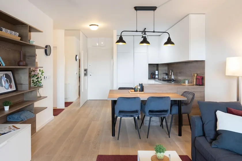Stylish 2BDR Apartment with balcony- Free Garage - Image 1