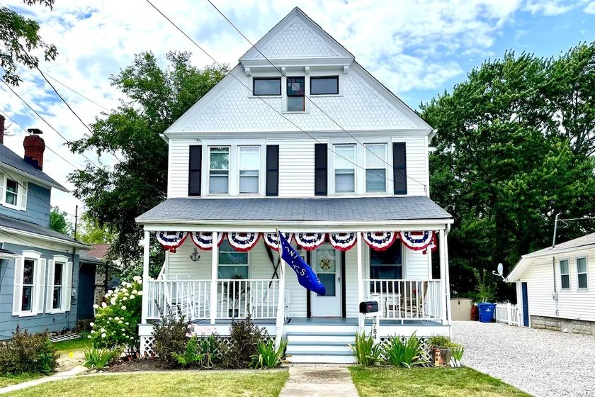 ENTIRE UNIT: Charming Century Home in Harbour town - Image 1