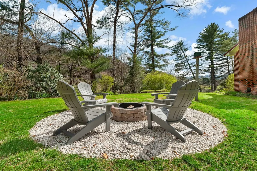 Three Mile Mountain House - Blue Ridge Parkway near Linville Falls - Image 1