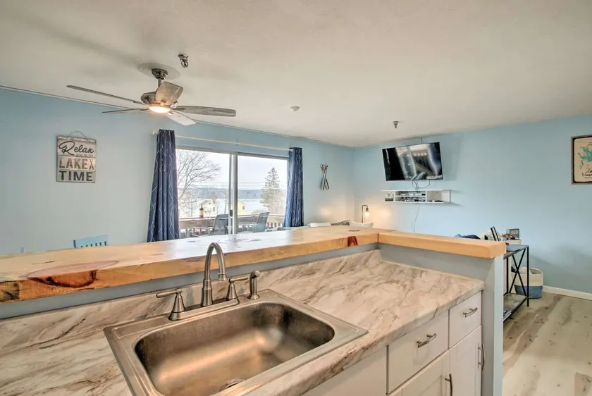 King Bed, Sleeps 6, Lake Winni Views & Pool - Image 1