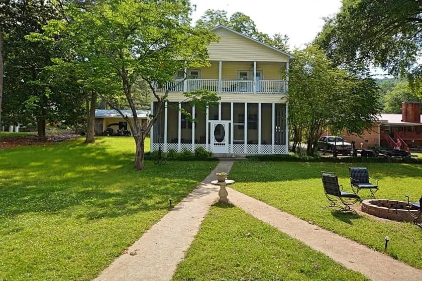 Cheerful 6 bedroom home on the lake! - Image 1