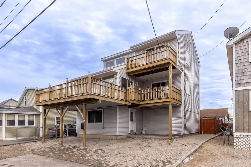 Luxury Beach House Sleeps 16. Steps from the Sand. - Image 1