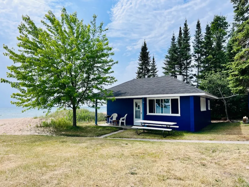 #7-Waterfront/beachfront-1 bedroom cottage - Image 1