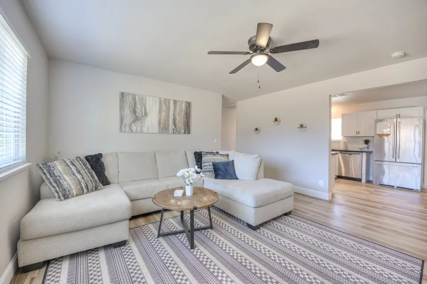 Stylish 3bd 2bth Home - Image 1