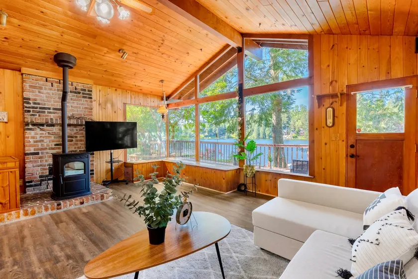 Lake access cabin near trails and spring - Image 1