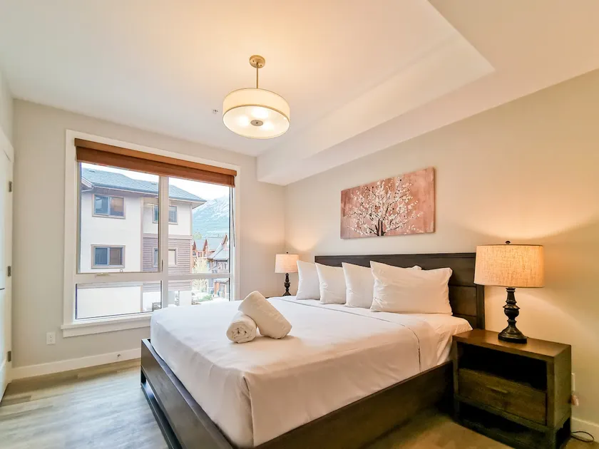 *LUX* 1 BR King Condo DT Canmore, Heated Parking, Hot tub - Image 1