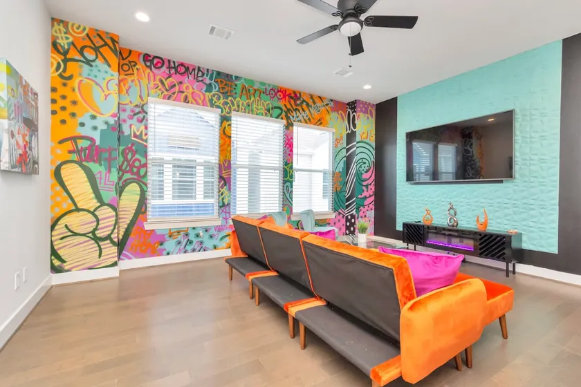 Vibrant Twnhome near Med. Ctr | Dwntwn w/ Garage - Image 1