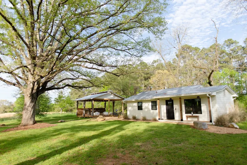 Countryside House with Outdoor Kitchen and Views - Image 1