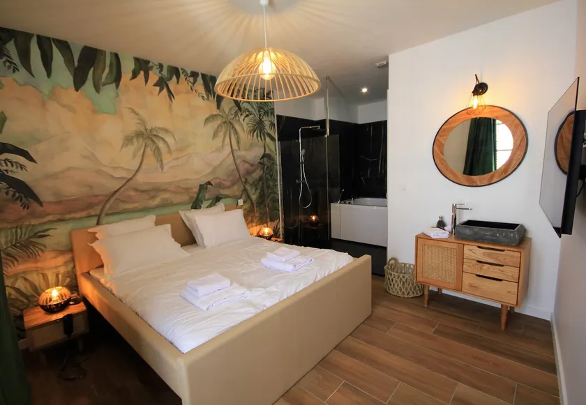 Air-conditioned apartment, hot tub and pool - Image 1