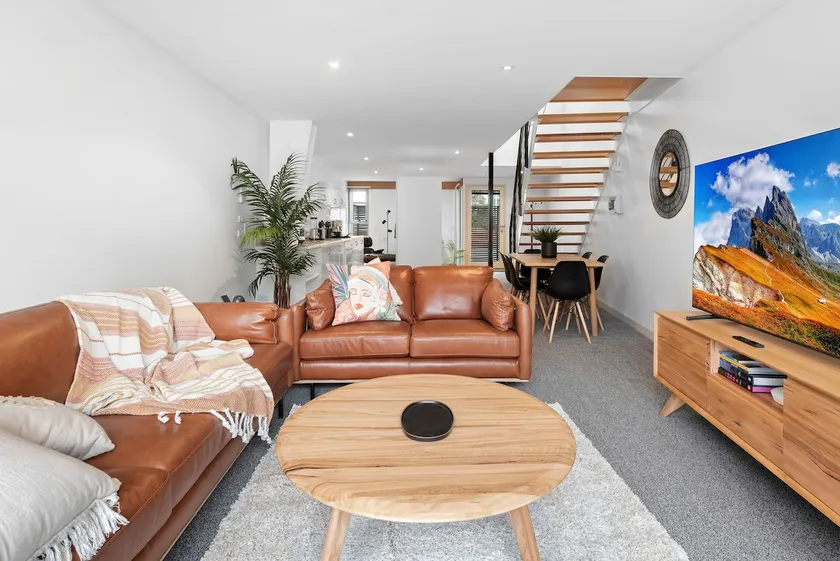 King Bed Living in Heart of the CBD, With Parking - Image 1