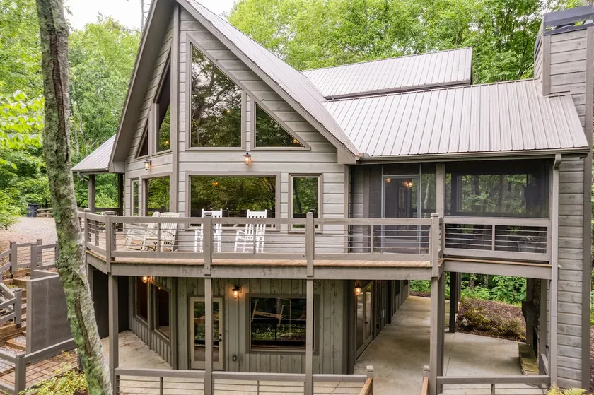Summer escape! Creek View! Hot Tub! 4 Fireplaces - Image 1