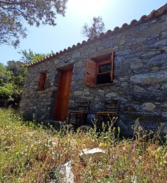 Traditional house in Akamatra square - Image 1