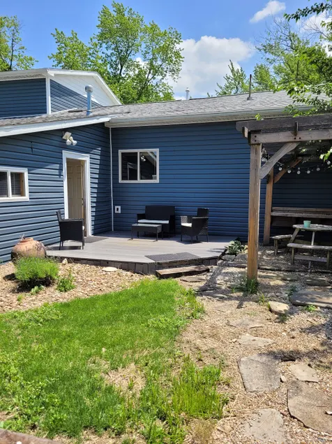 Cozy 4 bedroom cottage with a relaxing patio - Image 1