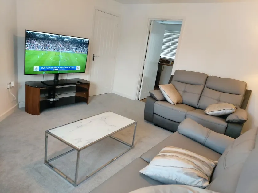 Modern 3 Bed House with Free Private Parking Rugby - Image 1