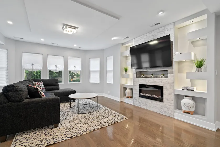 Gorgeous 7BD Home w/ Garage - Image 1