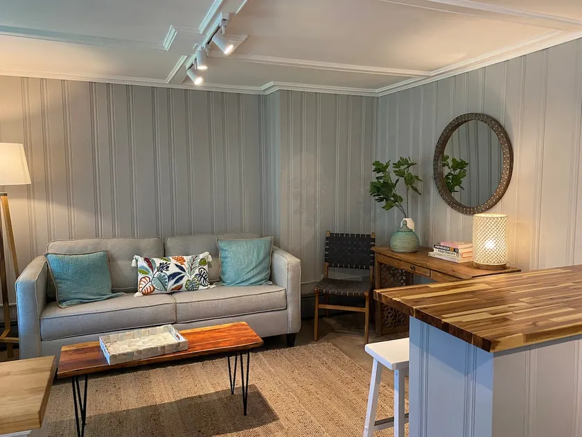 Beautifully remodeled unit in heart of Gloucester - Image 1