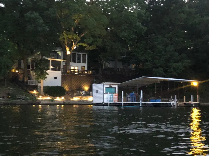 Lakefront 4BR/3BA, hot tub, firepit, dock w/ slip! - Image 1