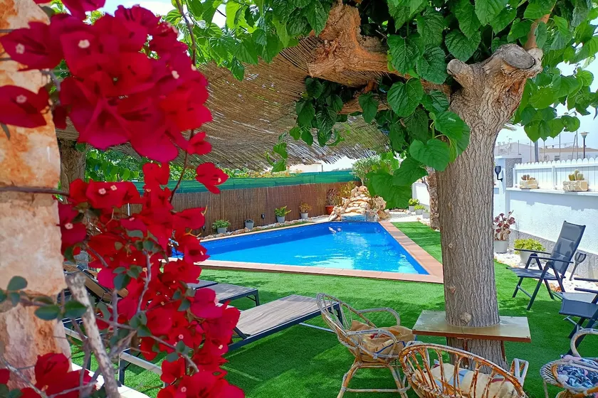 Villa beliggende 500 meter fra stranden med privat pool og stor indhegnet have - Image 1