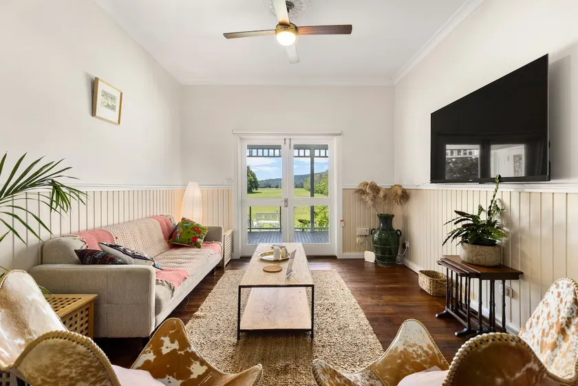 Tulip Cottage - riverfront getaway, close to town - Image 1