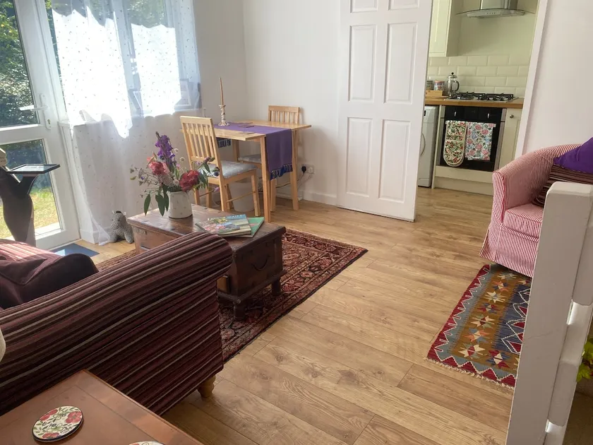 One bedroom house in Waterlooville. An ideal base. - Image 1