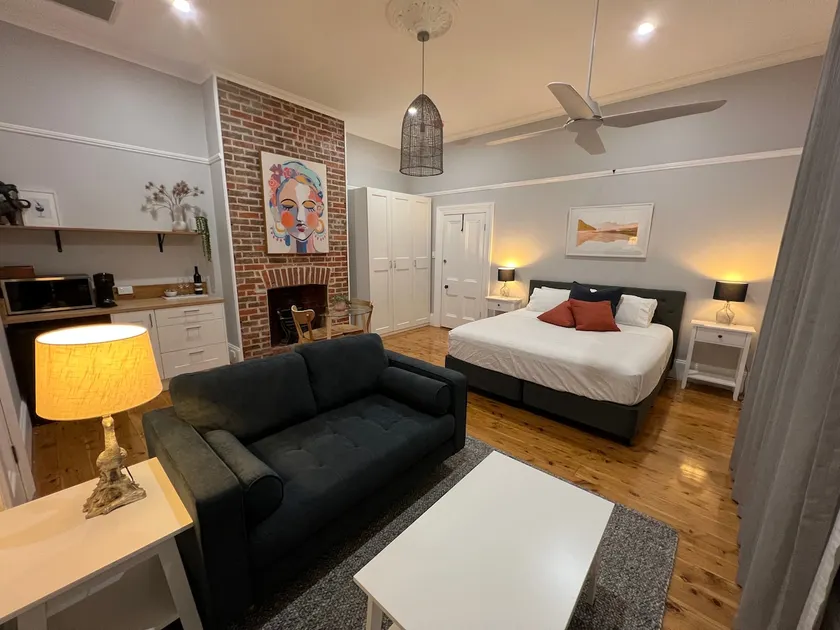 Weerona King Suite |Mudgee CBD | Walk Everywhere - Image 1