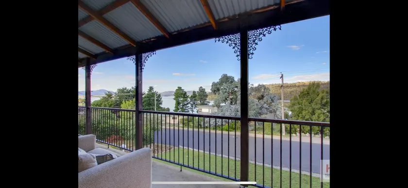 3 Bedroom Lakeview Cottage with Drying/Bike Room - Image 1