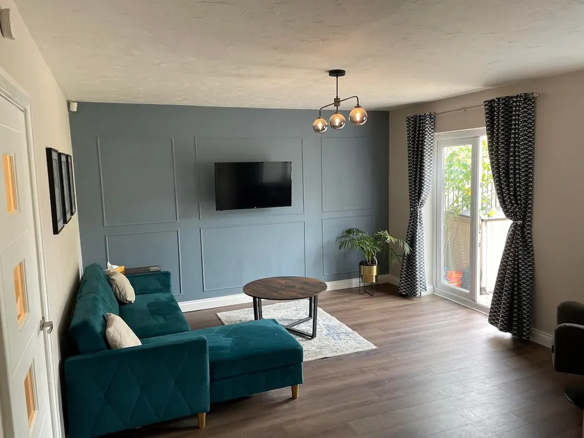 Modern apartment with free parking and garden - Image 1