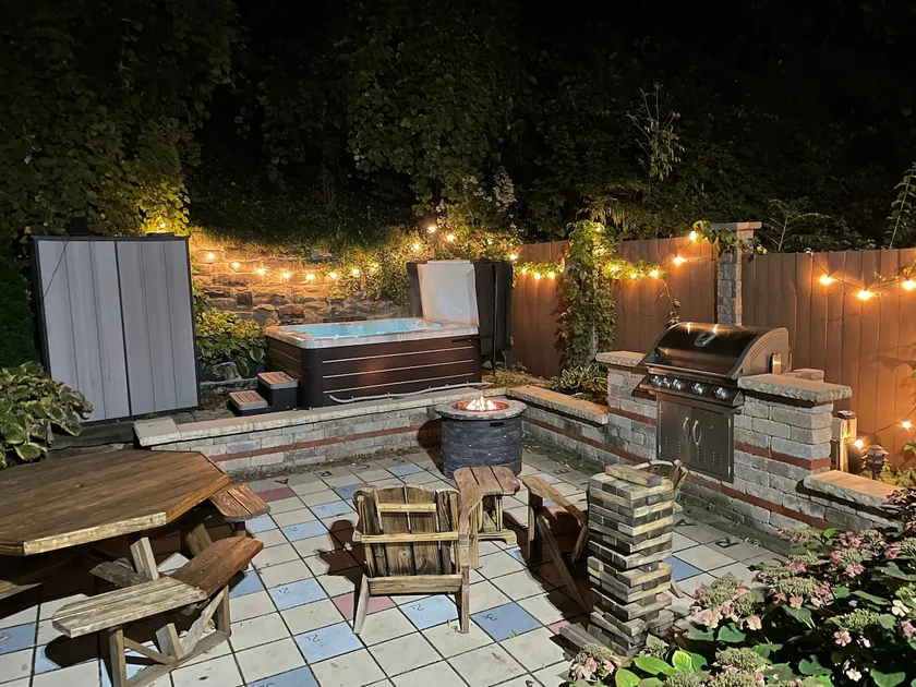 Flats Social Club | City Getaway w/ Hot Tub - Image 1