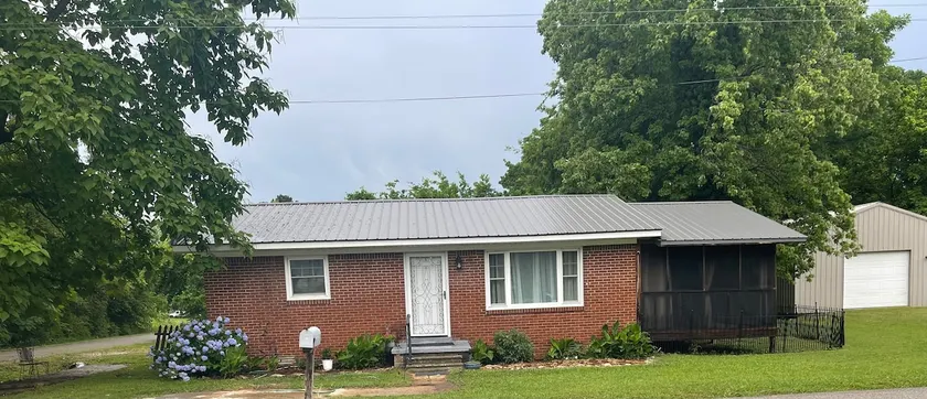 Cozy, Clean, and Convenient 2 Bedroom Home - Image 1