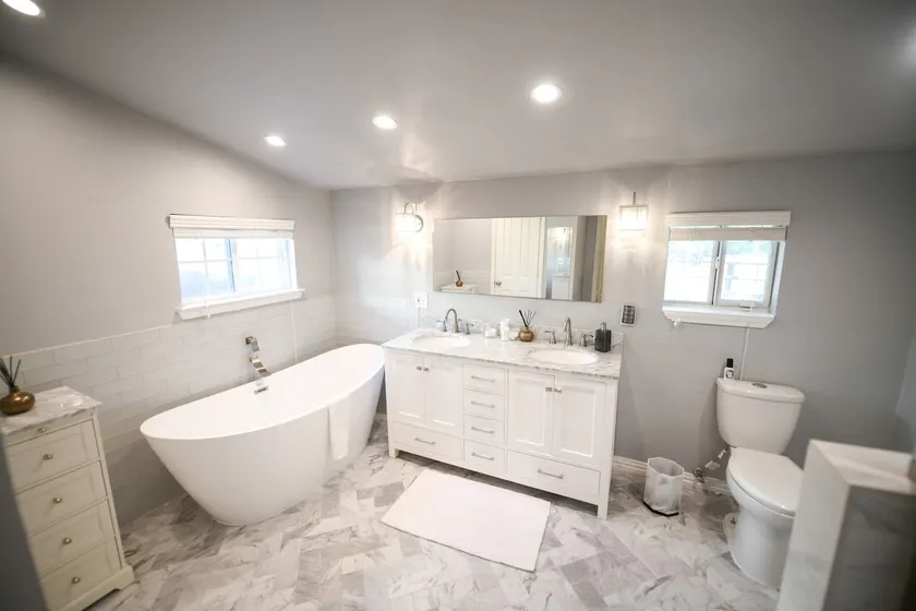 Cozy 3-bedroom home with free street parking! - Image 1