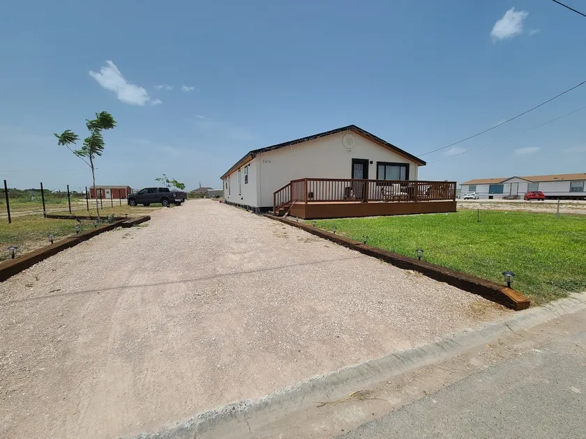 Cozy 2- Bedroom Duplex with Free parking - Image 1