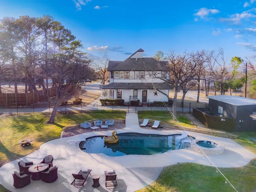 HERITAGE HOUSE- HUGE POOL-ROOFTOP-PICKLE-BALL COURT-ARCADE-HOT-TUB - Image 1