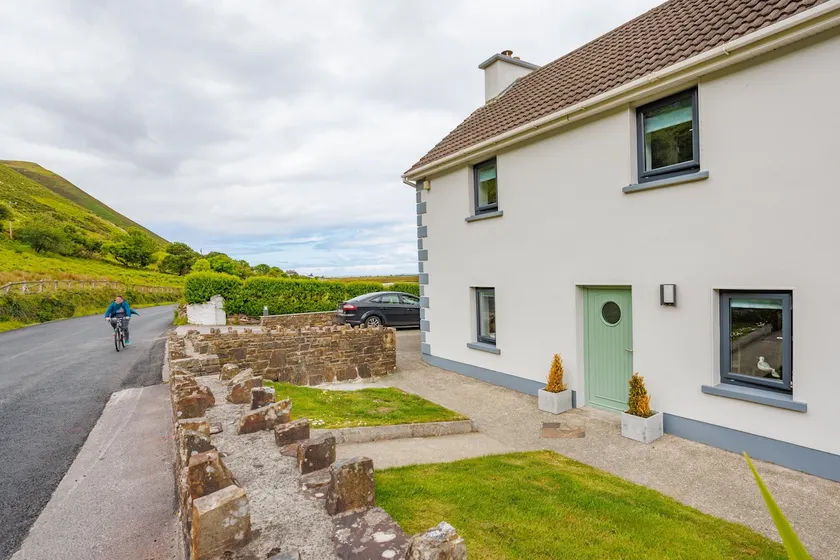 2 Bed & 2 Bathroom House, 5 mins Walk from Beach - Image 1