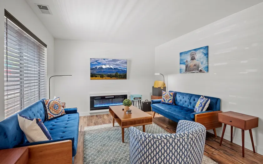 Indigo Bungalow w/AC, Fully Fenced Yard, W/D, Garage, 3 Smart TVs, Speedy Wi-Fi - Image 1