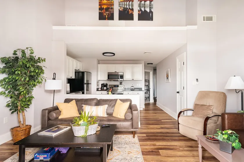 Private Balcony in Midtown with free parking - Image 1
