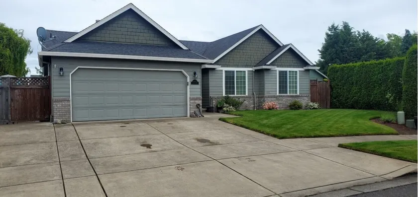 Beautiful 3 bedroom home close to airport - Image 1